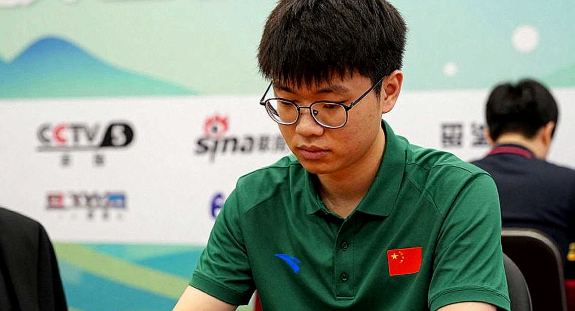 Cờ vua có phải môn kém biểu cảm nhất? Đọc lại cuộc tranh luận bằng hình học bàn cờ và dữ liệu khán giả