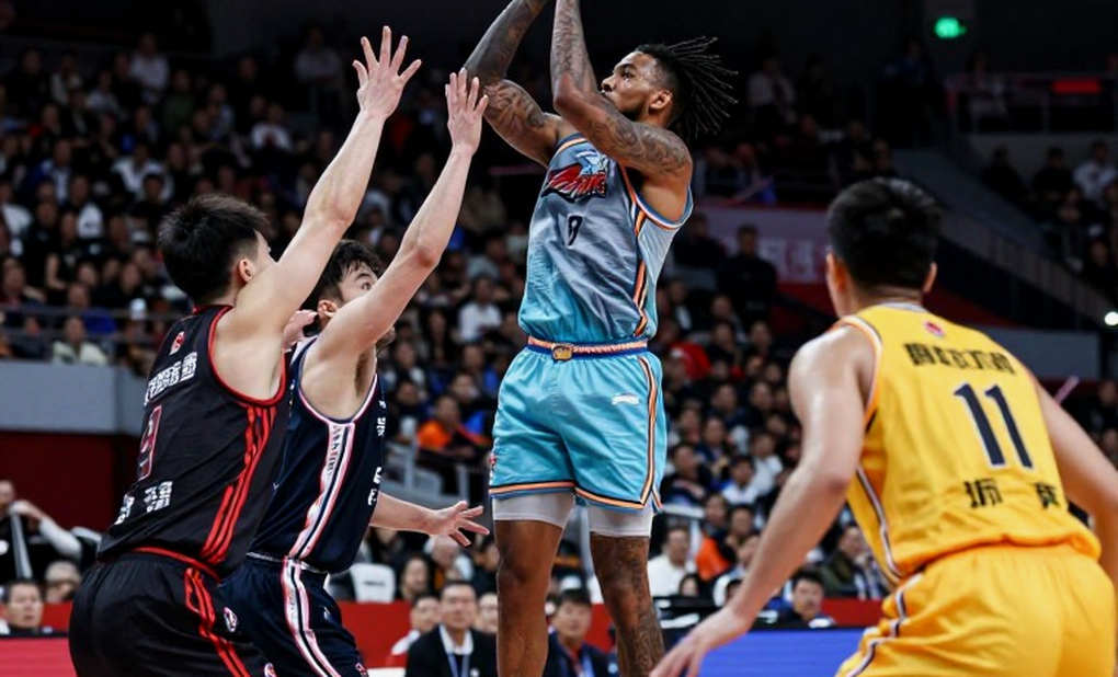 Mike James và Mathias Lessort: Khi một chiếc xe tập đi tiết lộ cuộc khủng hoảng thầm lặng của Anadolu Efes