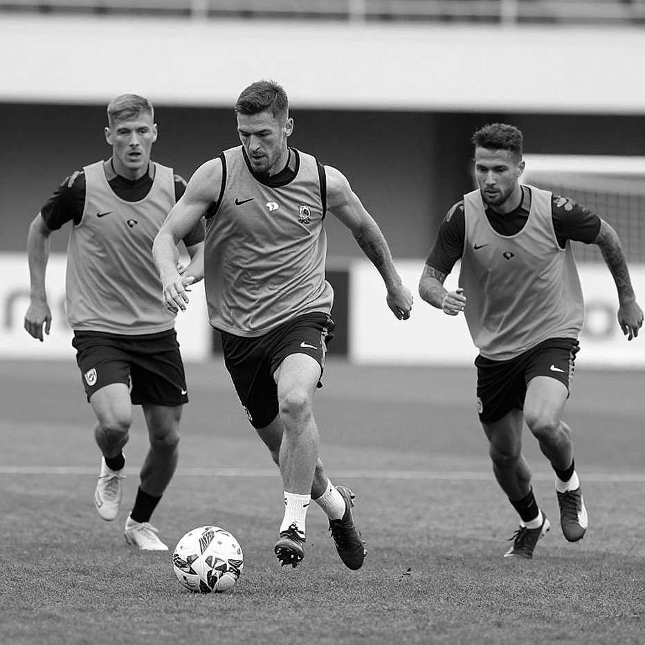 Việt Nam 0-2 Thái Lan: Chuỗi 27 trận bất bại đứt, và hàng thủ kéo cao đã trả giá Việt Nam 0-2 Thái Lan: Chuỗi 27 trận bất bại đứt, và hàng thủ kéo cao đã trả giá