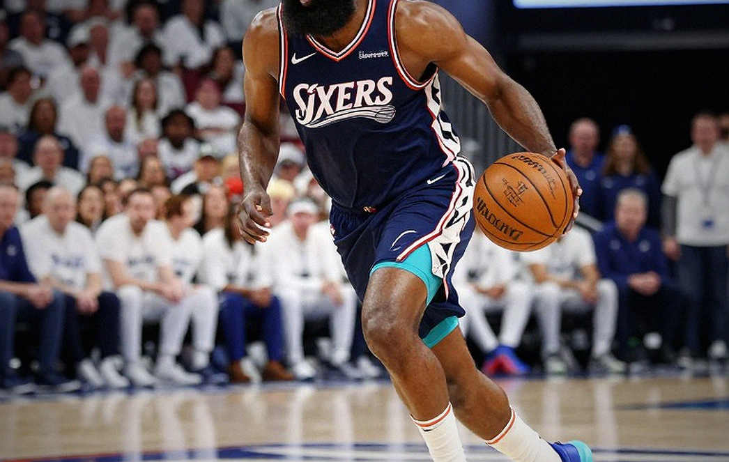 Mark Williams' Shoulders and the Quiet Contract of the Phoenix Suns Mark Williams' Shoulders and the Quiet Contract of the Phoenix Suns
