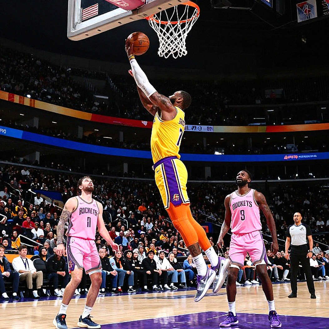 Seattle trở lại NBA: 7 tỷ USD, hai nhà thầu, và một khoảng cách 35 dặm