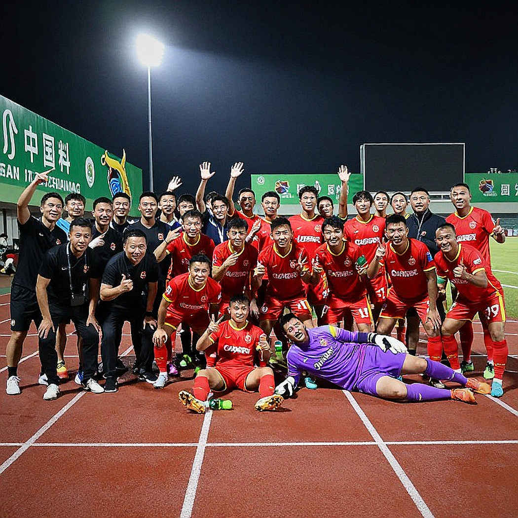 Hàng thủ ba người và nhịp trống V.League: Đọc lại bóng đá Việt Nam từ những chi tiết bị bỏ qua